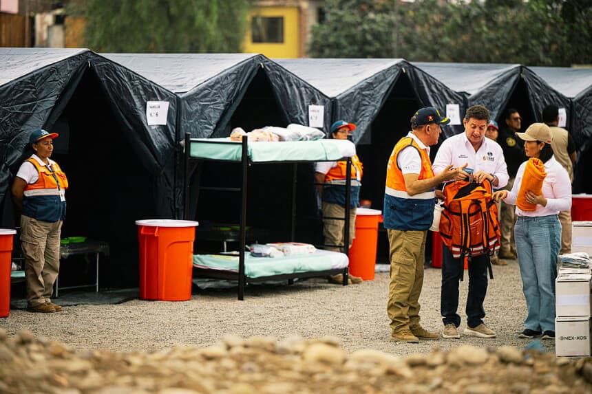 La presidenta electa de Perú, Keiko Fujimori (derecha), y el alcalde de Lima, Sergio Reggiardo (centro), visitan una operación de limpieza y desazolve en el río Rímac como medida preventiva contra el fenómeno de El Niño, en Lima, el 9 de julio de 2026. (Ernesto BENAVIDES / AFP vía Getty Images)