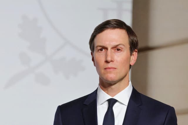 El enviado estadounidense Jared Kushner observa durante una conferencia de prensa en París el 6 de enero de 2026. (Ludovic Marin/AFP/Getty Images).
