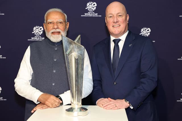 El primer ministro indio Narendra Modi (izquierda) y el primer ministro neozelandés Christopher Luxon posan con el trofeo de la Copa Mundial de Críquet T20 en el Viaduct Events Centre de Auckland, Nueva Zelanda, el 11 de julio de 2026. (Michael Bradley/Pool/AFP vía Getty Images).