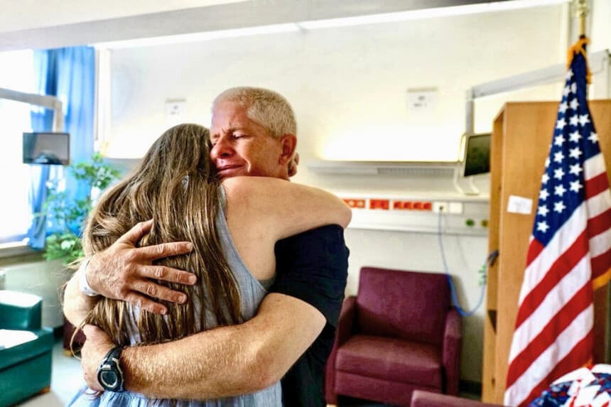 Kevin Rideout se reencuentra con su esposa, Krista, en una foto compartida por el presidente Donald Trump el 16 de agosto de 2026. (@realDonaldTrump/Truth Social).