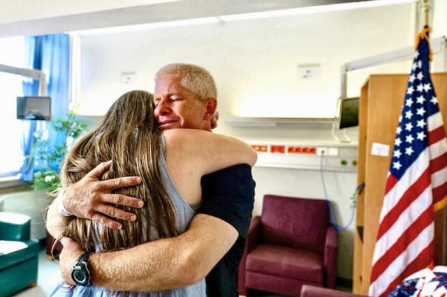 Kevin Rideout se reencuentra con su esposa, Krista, en una foto compartida por el presidente Donald Trump el 16 de agosto de 2026. (@realDonaldTrump/Truth Social).
