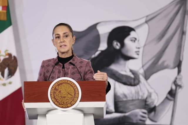 La presidenta de México, Claudia Sheinbaum, habla durante una rueda de prensa este 17 de agosto, en el Palacio Nacional en Ciudad de México, México. (EFE/José Méndez)