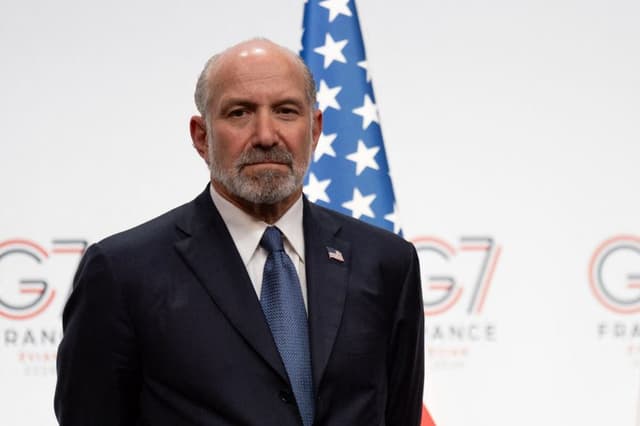 Howard Lutnick, secretario de Comercio de EE. UU., se encuentra de pie durante la conferencia de prensa de clausura de la cumbre del G7 de 2026, ofrecida por Donald Trump, presidente de los Estados Unidos de América, el 17 de junio de 2026. (Capucine Veuillet / Hans Lucas / AFP vía Getty Images)
