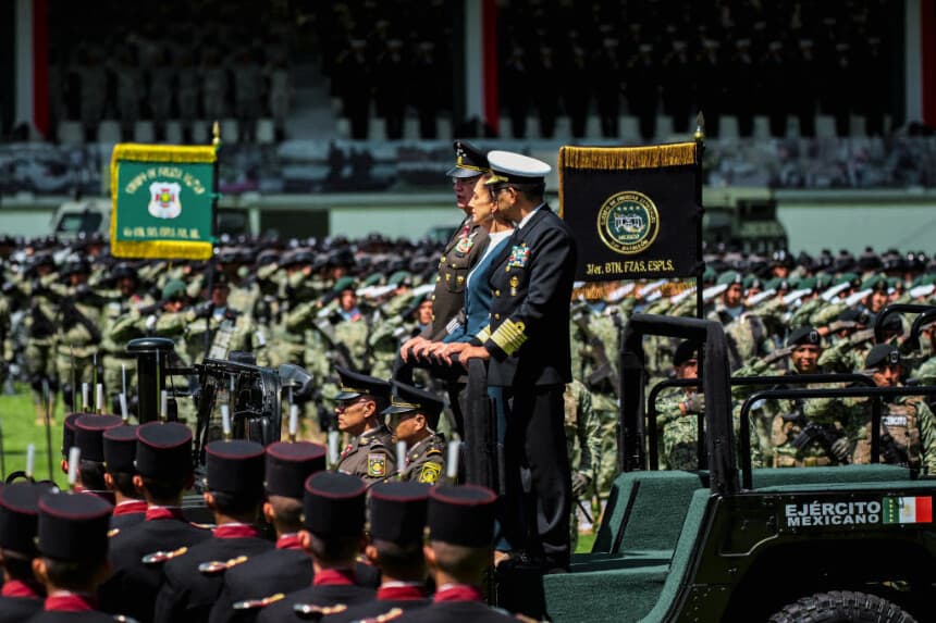 La presidenta de México, Claudia Sheinbaum (C), flanqueada por el ministro de Defensa, Ricardo Trevilla (I), y el secretario de la Marina, Raymundo Pedro Morales (D), en la Ciudad de México, el 3 de octubre de 2024. (YURI CORTEZ/AFP vía Getty Images)