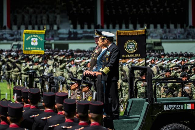 La presidenta de México, Claudia Sheinbaum (C), flanqueada por el ministro de Defensa, Ricardo Trevilla (I), y el secretario de la Marina, Raymundo Pedro Morales (D), en la Ciudad de México, el 3 de octubre de 2024. (YURI CORTEZ/AFP vía Getty Images)