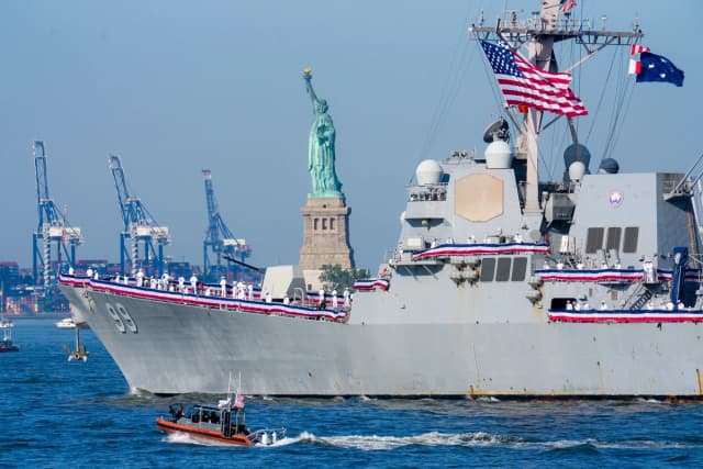 El destructor USS Farragut (DDG-99), de la clase Arleigh Burke de la Armada de los Estados Unidos, navega junto a la Estatua de la Libertad antes del desfile naval Sail4th 250 en el puerto de Nueva York, con motivo del 250 aniversario de la Independencia de los Estados Unidos, el 4 de julio de 2026. (Ryan Murphy/AFP vía Getty Images)