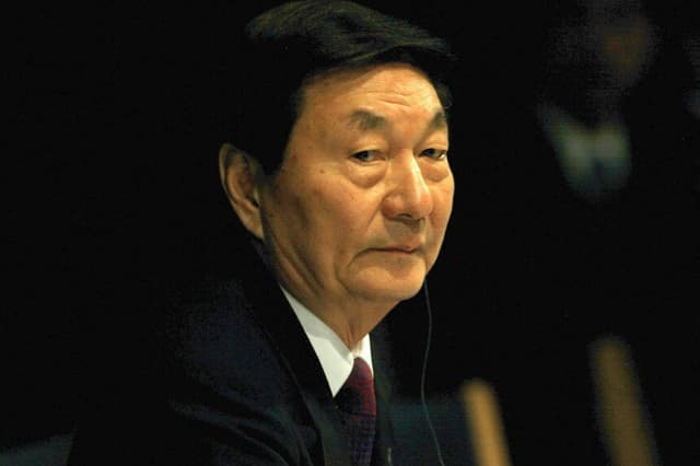 El primer ministro chino, Zhu Rongji, posa durante una sesión de trabajo en la cumbre Europa-Asia celebrada en Copenhague, Dinamarca, el 22 de septiembre de 2002. (Gerard Cerles/AFP vía Getty Images).