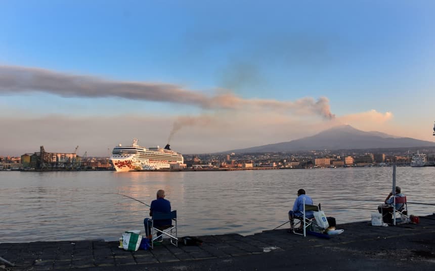 Una columna de ceniza y humo se eleva desde el Monte Etna, vista desde Catania, Sicilia, Italia. (EFE/ORIETTA SCARDINO)
