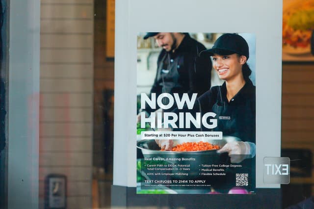 En el escaparate de un restaurante Chipotle, en Los Ángeles, el 5 de junio de 2026, se exhibe un letrero que dice "Se busca personal". (Justin Sullivan/Getty Images).