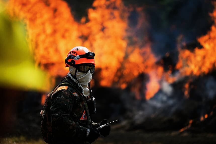 Un soldado participa en el Segundo Simulacro Nacional de Incendios Forestales en la base militar Mariscal Zavala, en la Ciudad de Guatemala, el 26 de febrero de 2025. (JOHAN ORDONEZ/AFP vía Getty Images)
