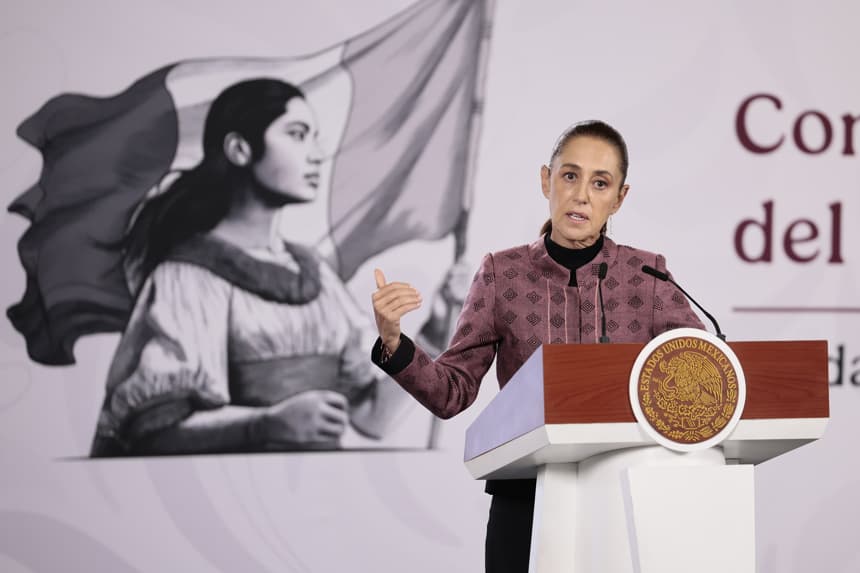 La presidenta de México, Claudia Sheinbaum, habla durante una rueda de prensa este lunes, en el Palacio Nacional en Ciudad de México. Sheinbaum descartó que los aranceles impuestos por su gobierno a fertilizantes procedentes de China sean una represalia por las cuotas compensatorias de hasta el 51.6 % aplicadas por Beijing a las exportaciones mexicanas de nueces pecanas. (EFE/José Méndez)