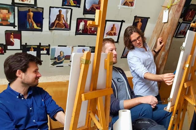 El Sr. Tobias Hall imparte una clase de dibujo de figura en Studio Escalier, en Argenton-Château, Francia, en junio de 2018. (Peter Söderbaum).