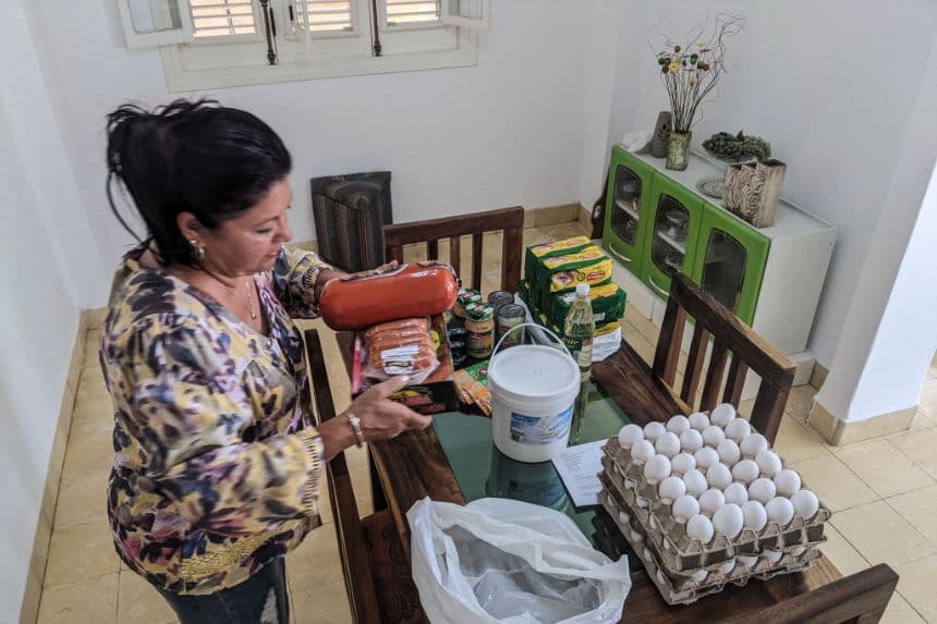 María Páez, de 59 años, ordena los alimentos que sus hijos le enviaron desde Miami a través de un distribuidor de remesas de alimentos en La Habana, el 16 de mayo de 2024. (STRINGER/AFP vía Getty Images)