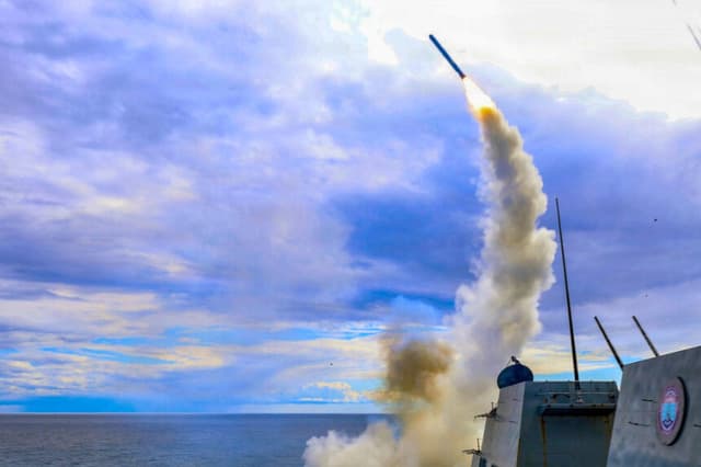 El destructor lanzamisiles de la Armada de los Estados Unidos USS Thomas Hudner dispara un misil Tomahawk de ataque terrestre durante la Operación Epic Fury en alta mar el 1 de marzo de 2026. (Armada de los Estados Unidos vía Getty Images).