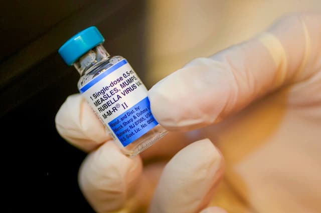 Un frasco de vacuna contra el sarampión en un consultorio pediátrico de Coral Gables, Florida, el 12 de septiembre de 2025. (Joe Raedle/Getty Images).