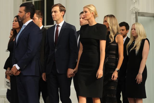 Los hijos del presidente Donald Trump y otras personas, entre ellas (de izquierda a derecha) Kimberly Guilfoyle, Donald Trump Jr., Jared Kushner, Eric Trump, Ivanka Trump, Lara Trump, Michael Boulos y Tiffany Trump, entran al pórtico norte de la Casa Blanca tras el funeral de Robert Trump en Washington, el 21 de agosto de 2020. (Chip Somodevilla/Getty Images).
