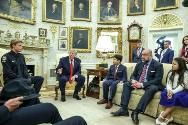 El presidente Donald Trump se reúne con Ryder Williams (izquierda), socorrista de 16 años de los Parques Estatales de California, en el Despacho Oval de la Casa Blanca el 17 de agosto de 2026 en Washington, D.C. Williams rescató a Nathaniel Rai (derecha), de 10 años, en medio del fuerte oleaje en la playa Seabright de Santa Cruz, California, en julio. (Alex Wong/Getty Images).