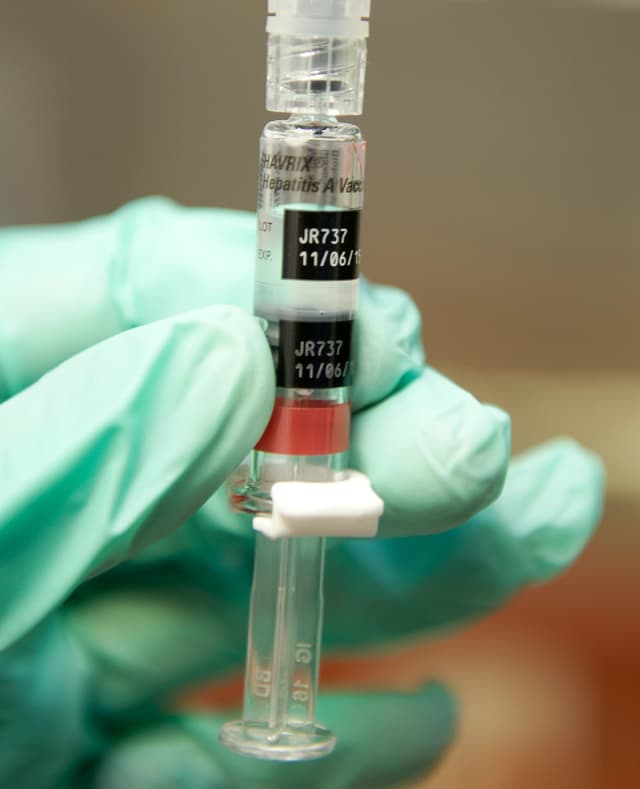En esta foto de archivo, una enfermera prepara una vacuna contra la hepatitis. (Robyn Beck/AFP vía Getty Images)