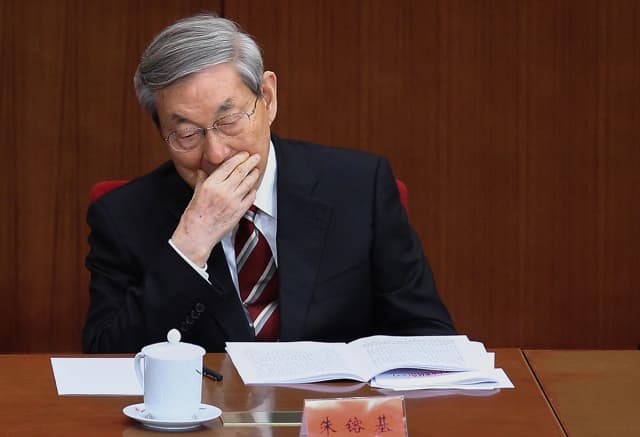 El ex primer ministro chino Zhu Rongji asiste a la celebración del 90 aniversario del Partido Comunista en el Gran Salón del Pueblo en Pekín el 1 de julio de 2011. (Feng Li/Getty Images)