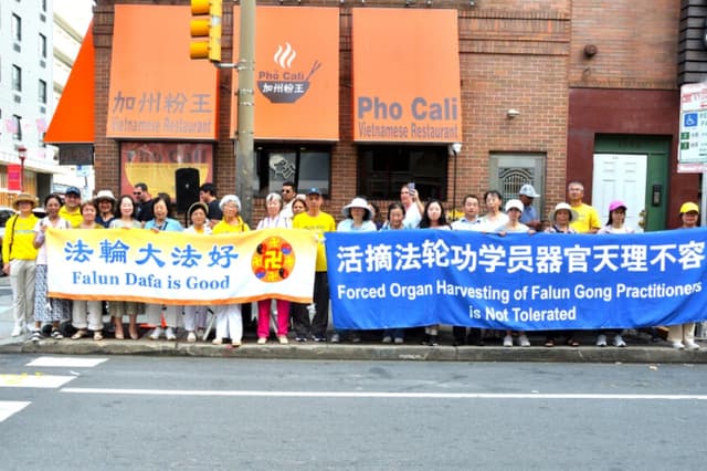 El 15 de agosto de 2026 se celebró una manifestación en el barrio chino de Filadelfia para denunciar la campaña del Partido Comunista Chino de extracción forzada de órganos e instar al Senado de los Estados Unidos a aprobar rápidamente la legislación bipartidista pendiente. (Frank Liang/The Epoch Times).