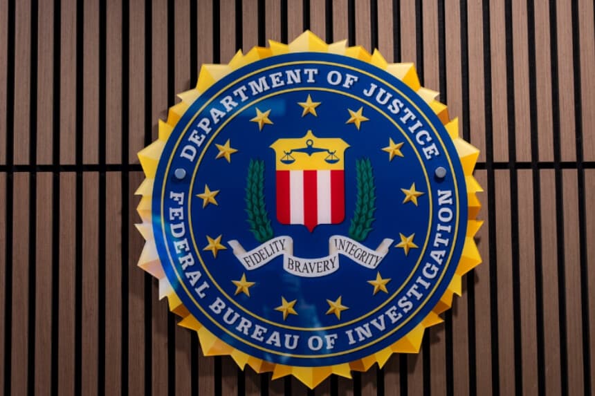 El sello del Buró Federal de Investigaciones (FBI) y del Departamento de Justicia en la sede del FBI en Washington el 4 de agosto de 2026. (Madalina Kilroy/The Epoch Times).