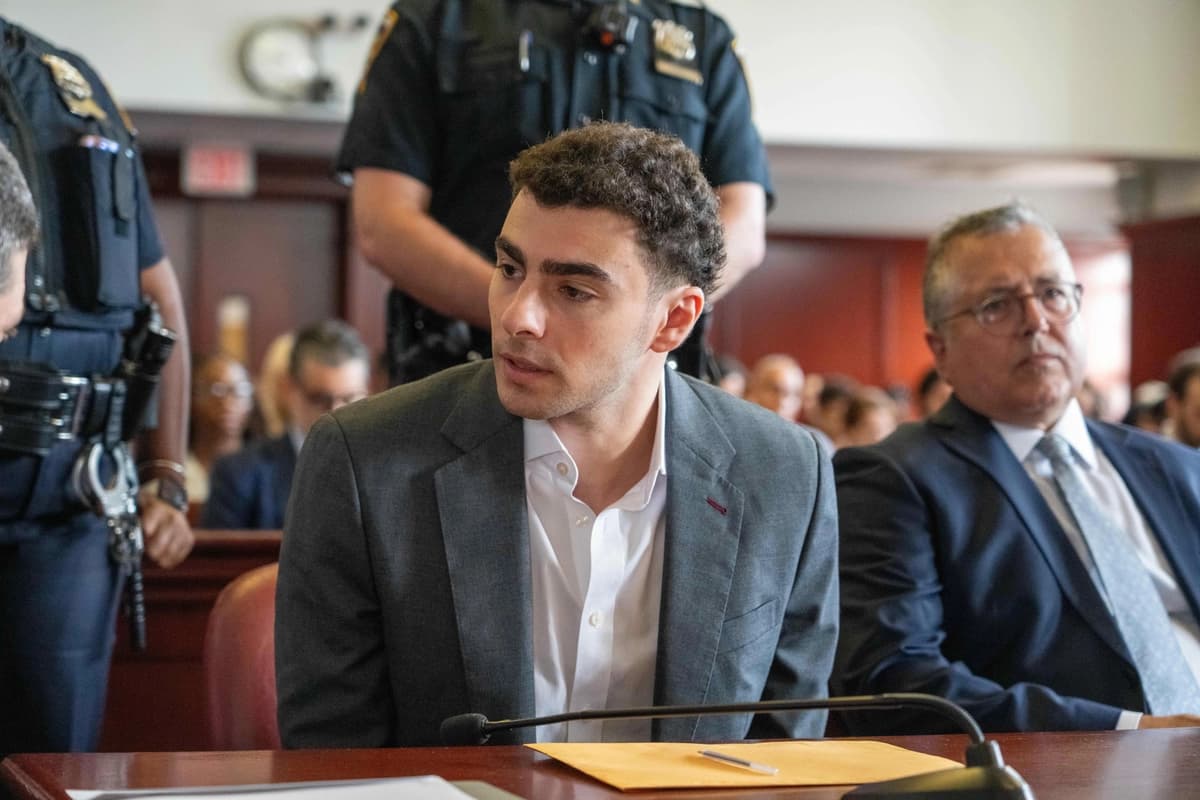 Luigi Mangione comparece en una audiencia preliminar en la Corte Penal de Manhattan, Nueva York, el 11 de agosto de 2026. (Steven Hirsch/New York Post vía AP, Pool)