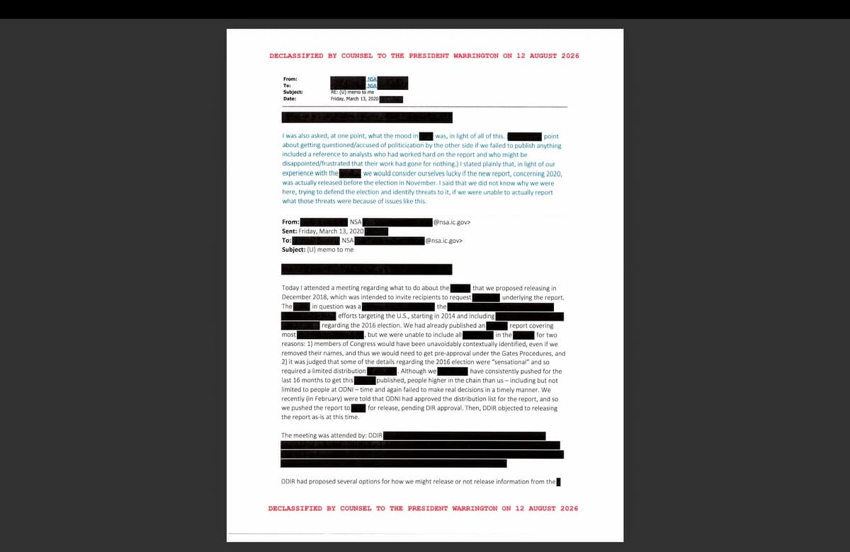 Los documentos recientemente desclasificados de la Agencia de Seguridad Nacional (NSA) incluyen correos electrónicos entre funcionarios de inteligencia sobre decisiones tomadas en los niveles más altos para no compartir información con el presidente Donald Trump, publicados por el Grupo de Trabajo de Transparencia Gubernamental de la Casa Blanca el 18 de agosto de 2026. (Cortesía de la Casa Blanca)