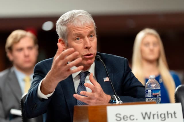 El secretario de Energía, Chris Wright, testifica ante la audiencia del Comité de Servicios Armados del Senado sobre la solicitud de presupuesto para el Departamento de Energía en el Capitolio, en Washington, el 13 de mayo de 2026. (Foto AP/Manuel Balce Ceneta, archivo)