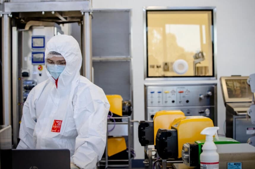El 8 de noviembre de 2020, se ve al personal del CSL trabajando en el laboratorio de Melbourne, Australia. (Darrian Traynor/Getty Images).