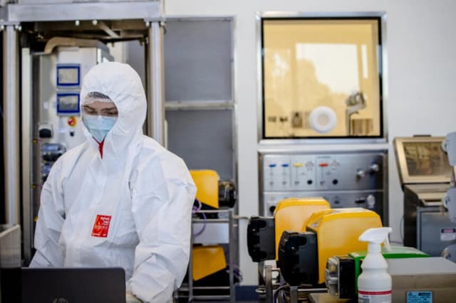 El 8 de noviembre de 2020, se ve al personal del CSL trabajando en el laboratorio de Melbourne, Australia. (Darrian Traynor/Getty Images).