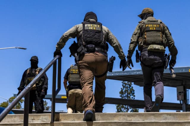 Agentes del Servicio de Inmigración y Control de Aduanas (ICE) caminan frente al Centro de Gobierno del Condado de Ventura en Ventura, California, el 27 de julio de 2026. (Blake Fagan/AFP vía Getty Images).