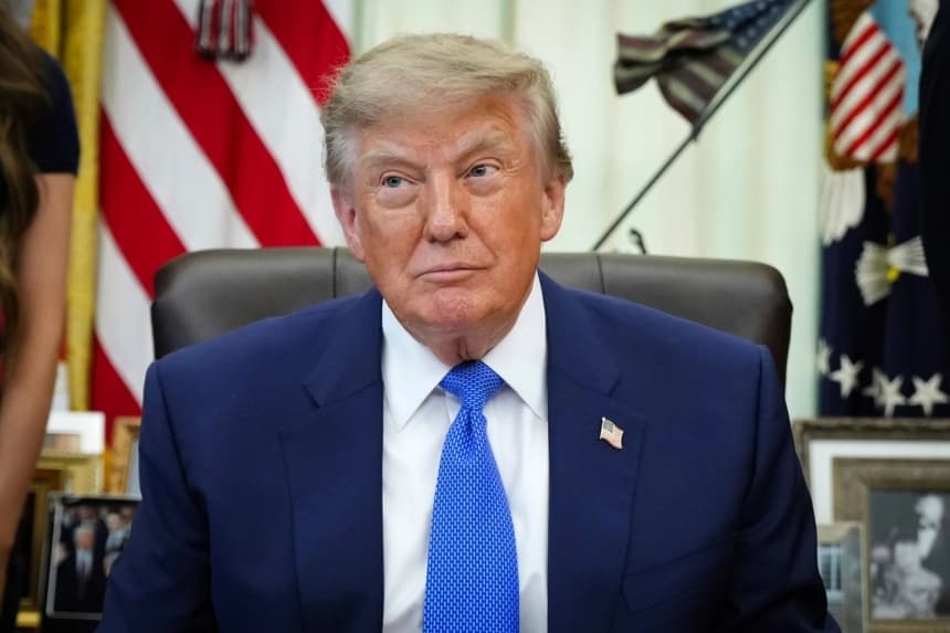 El presidente Donald Trump se prepara para firmar una orden ejecutiva sobre vacunas en el Despacho Oval de la Casa Blanca, en Washington, el 10 de agosto de 2026. (Foto AP/Jacquelyn Martin)
