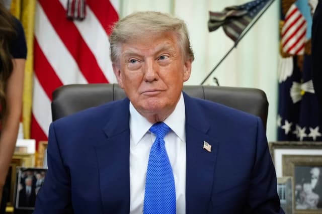 El presidente Donald Trump se prepara para firmar una orden ejecutiva sobre vacunas en el Despacho Oval de la Casa Blanca, en Washington, el 10 de agosto de 2026. (Foto AP/Jacquelyn Martin)