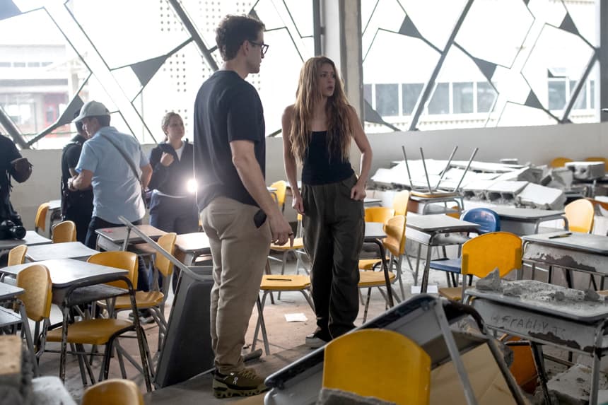 La cantante colombiana Shakira visita este lunes la Institución educativa Carrasquilla Industrial, luego del terremoto de magnitud 7.4 en Quibdó, Colombia. Shakira anunció que reconstruirá la Universidad Tecnológica del Chocó, dañada por el terremoto que sacudió a Colombia el pasado 10 de agosto, y que junto al filántropo estadounidense Howard Graham Buffett impulsará la construcción de diez nuevos colegios en el departamento. (EFE/ STR)