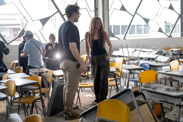 La cantante colombiana Shakira visita este lunes la Institución educativa Carrasquilla Industrial, luego del terremoto de magnitud 7.4 en Quibdó, Colombia. Shakira anunció que reconstruirá la Universidad Tecnológica del Chocó, dañada por el terremoto que sacudió a Colombia el pasado 10 de agosto, y que junto al filántropo estadounidense Howard Graham Buffett impulsará la construcción de diez nuevos colegios en el departamento. (EFE/ STR)