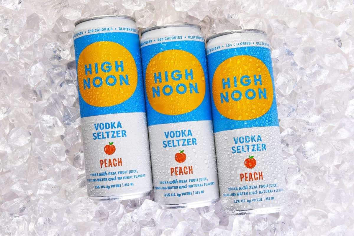 Una de las bebidas listas para consumir (RTD) más distribuidas se llama High Noon, un hard seltzer con sabor producido por Gallo, la bodega de Modesto. (Steve Cukrov/Shutterstock).