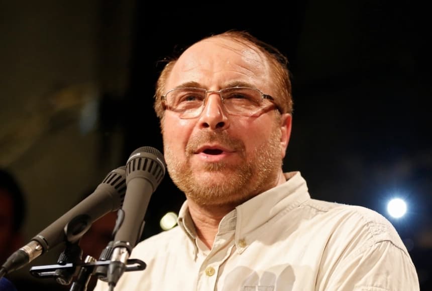 El presidente del Parlamento iraní, Mohammad Bagher Qalibaf, pronuncia un discurso durante un mitin de campaña en la capital, Teherán, el 2 de mayo de 2017. (Atta Kenare/AFP vía Getty Images)