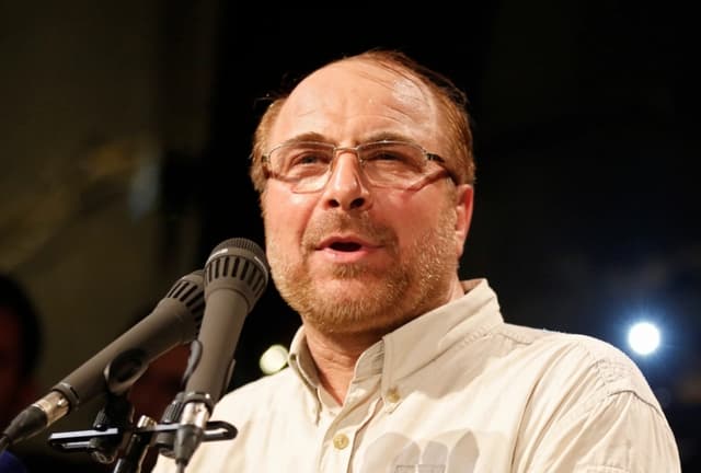 El presidente del Parlamento iraní, Mohammad Bagher Qalibaf, pronuncia un discurso durante un mitin de campaña en la capital, Teherán, el 2 de mayo de 2017. (Atta Kenare/AFP vía Getty Images)