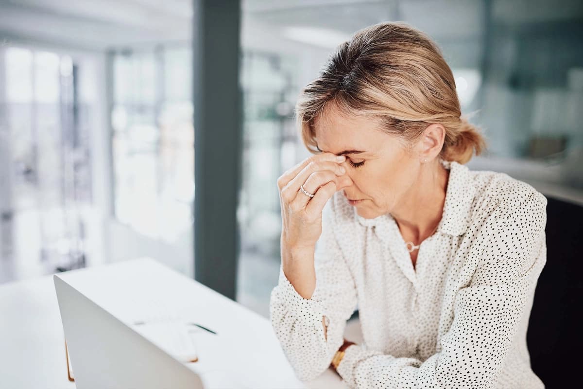 ¿Siente migraña? La verdadera causa de su dolor podría estar en otro lugar. (PeopleImages/Shutterstock).