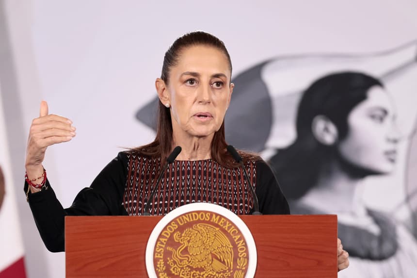 La presidenta de México, Claudia Sheinbaum, habla durante una rueda de prensa en la que afirmó que "todo parece indicar" que el exmilitar Fernando Farías Laguna será trasladado próximamente a territorio mexicano, este martes en el Palacio Nacional de Ciudad de México (EFE/José Méndez)