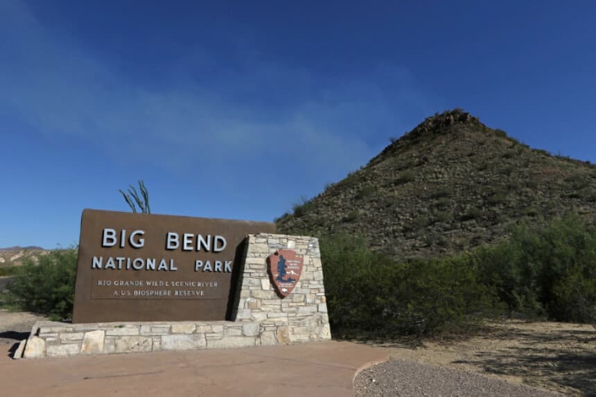 Un letrero del Parque Nacional Big Bend en la entrada oeste, cerca de Maverick Junction, en el Parque Nacional Big Bend, Texas, el 24 de mayo de 2019. (Jacob Ford/Odessa American vía AP).