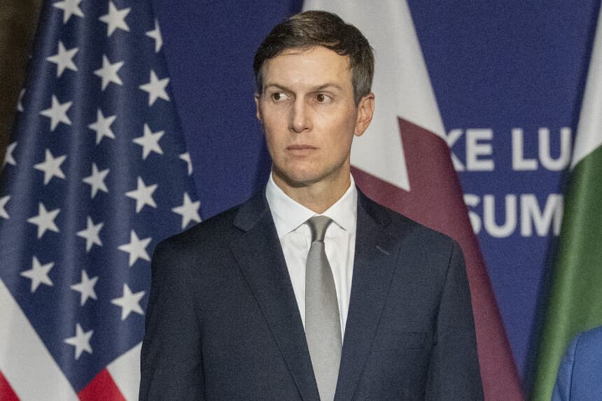 El yerno del presidente de EE. UU., Jared Kushner posa antes de una reunión cuatripartita entre Estados Unidos, Irán, Pakistán y Catar en el complejo hotelero de lujo Burgenstock, con vista al lago de Lucerna, Suiza, el 21 de junio de 2026. (URS FLUEELER / POOL / AFP vía Getty Images)