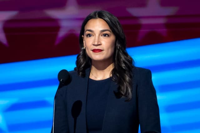 La diputada Alexandria Ocasio-Cortez (D-N.Y.) habla durante la Convención Nacional Demócrata en Chicago el 19 de agosto de 2024. (Madalina Vasiliu/The Epoch Times)