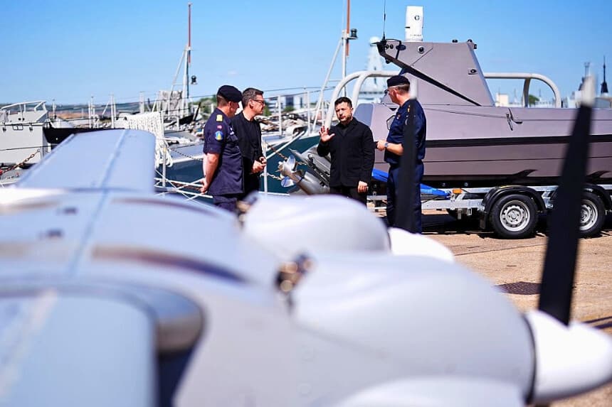 El primer ministro británico Andy Burnham (segundo por la izquierda) y el presidente ucraniano Volodímir Zelenski (segundo por la derecha) observan un dron y se reúnen con personal ucraniano en la base naval de Su Majestad en Portsmouth, Hampshire, Inglaterra, durante su visita al Reino Unido, el 27 de julio de 2026. (Aaron Chown/Getty Images).