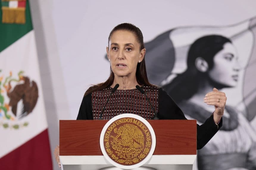 La presidenta de México, Claudia Sheinbaum, habla durante una rueda de prensa este 18 de agosto, en el Palacio Nacional de Ciudad de México, México. (EFE/ José Méndez)