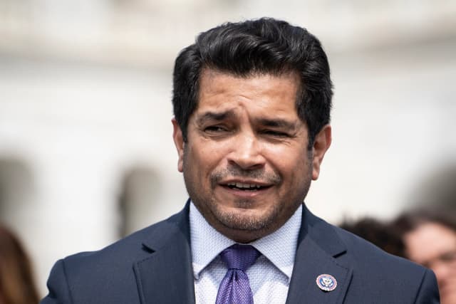 El representante Jimmy Gomez (D-Calif.) habla en una conferencia de prensa en el House Triangle en Washington el 10 de mayo de 2023. (Madalina Vasiliu/The Epoch Times).