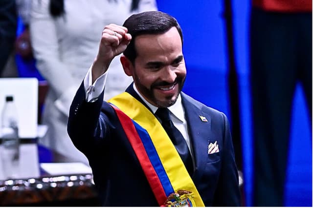 Abelardo de la Espriella levanta el puño tras prestar juramento como presidente de Colombia durante la ceremonia de toma de posesión celebrada en el Arena USC el 7 de agosto de 2026 en Cali, Colombia. (Gabriel Aponte/Getty Images)