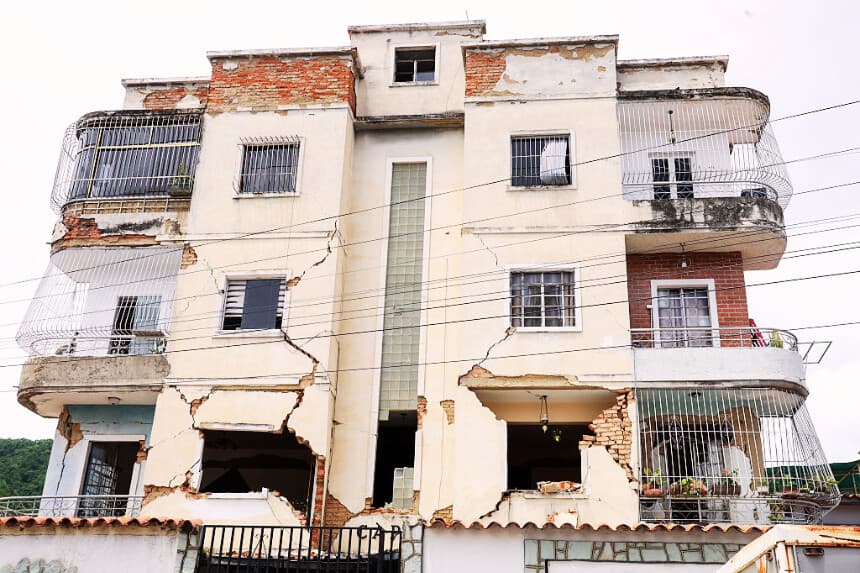 Vista de un edificio dañado tras el sismo de magnitud 7.2 que sacudió a Venezuela y otras regiones del Caribe el 25 de junio de 2026 en Caracas, Venezuela. (Edilzon Gamez/Getty Images)