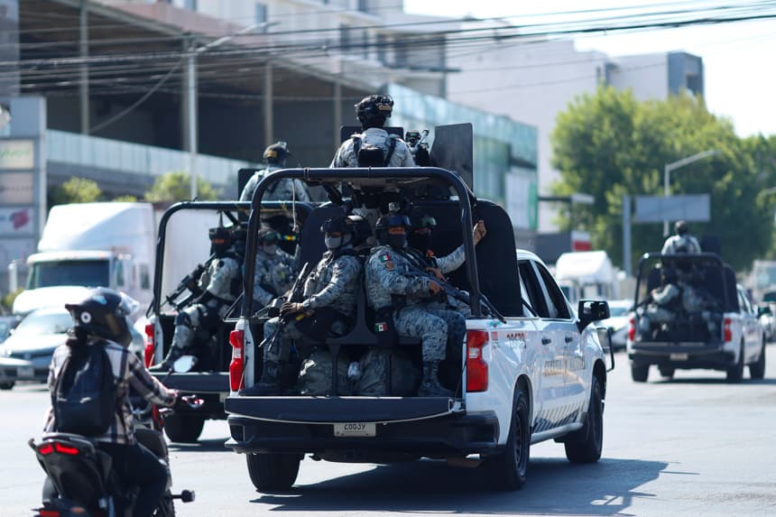 Autoridades mexicanas aseguraron en el municipio de El Rosario, en el estado noroccidental de Sinaloa, más de 300 artefactos explosivos improvisados y otros 300 kilogramos de material explosivo. Imagen de archivo. (EFE/ Francisco Guasco)
