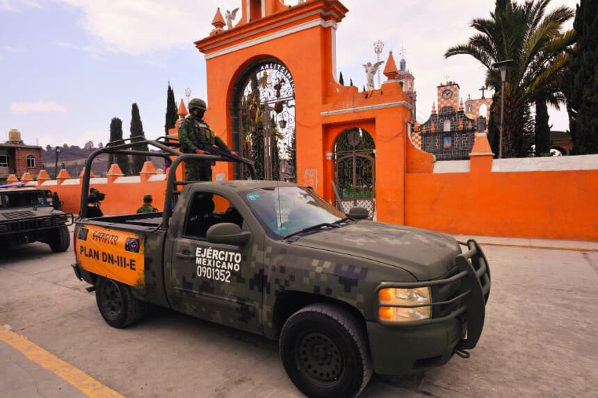 Soldados mexicanos patrullan la localidad de Santiago Xalitzintla, en el estado de Puebla, México, el 23 de mayo de 2023. (CLAUDIO CRUZ/AFP vía Getty Images)